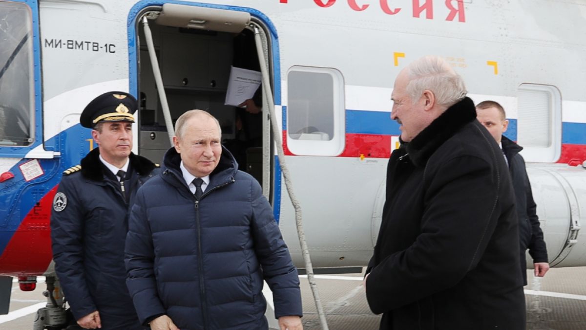 Schmieden Wladimir Putin und Belarus-Diktator Alexander Lukaschenko (r.) wirklich Pläne für eine direkte Konfrontation mit der Nato? (Foto)