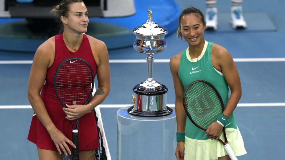 Aryna Sabalenka (li.) hat ihren Titel bei den Australian Open 2024 erfolgreich gegen Zheng Qinwen verteidigt. (Foto)
