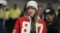 Sängerin Taylor Swift sorgt mit ihrer Knutsch-Offensive mit ihrem Freund, NFL-Star Travis Kelce, für Schlagzeilen.