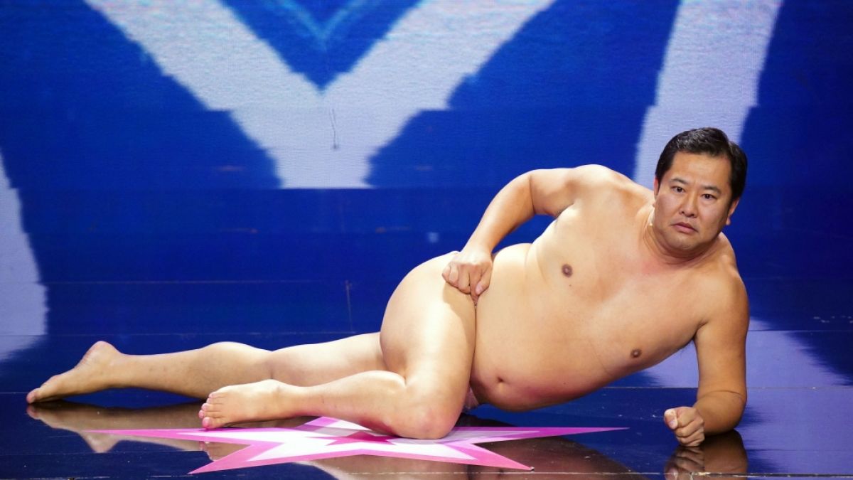 Der japanische Komiker Shogo Yasumura, besser bekannt als Tonikaku Akarui Yasumura, will die "Supertalent"-Jury mit seinen Nackt-Posen überzeugen. (Foto)