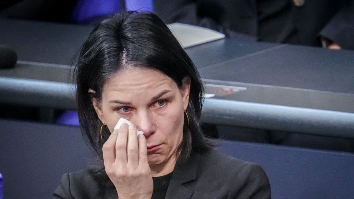 Annalena Baerbock wischt sich bei der Rede von Sportreporter Marcel Reif im Bundestag die Tränen aus dem Gesicht. (Foto)
