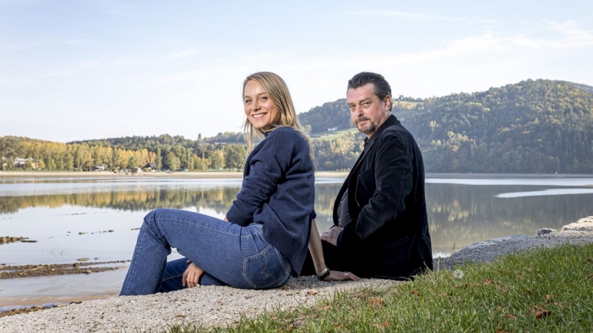 Hary Prinz sitzt mit seiner Schauspielkollegin Anna Unterberger am Set des "Steirer"-Krimis am Seeufer. (Foto)