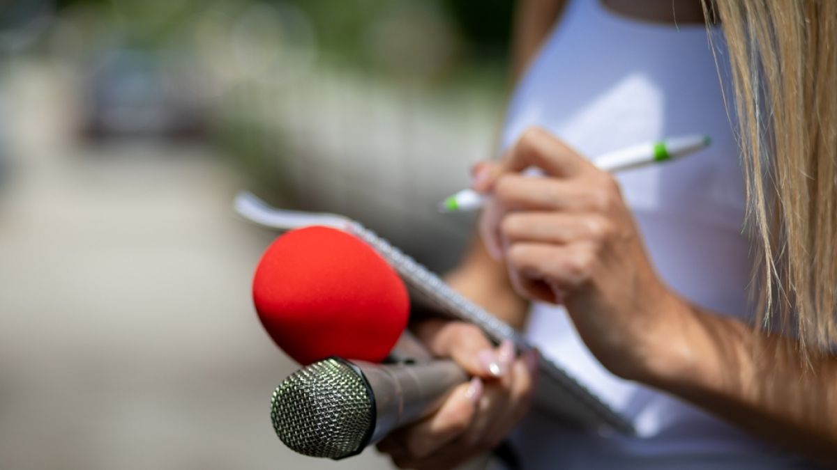 Im australischen Fernsehen hat sich eine Reporterin vor laufender Kamera ins Gesicht geschlagen. (Foto)