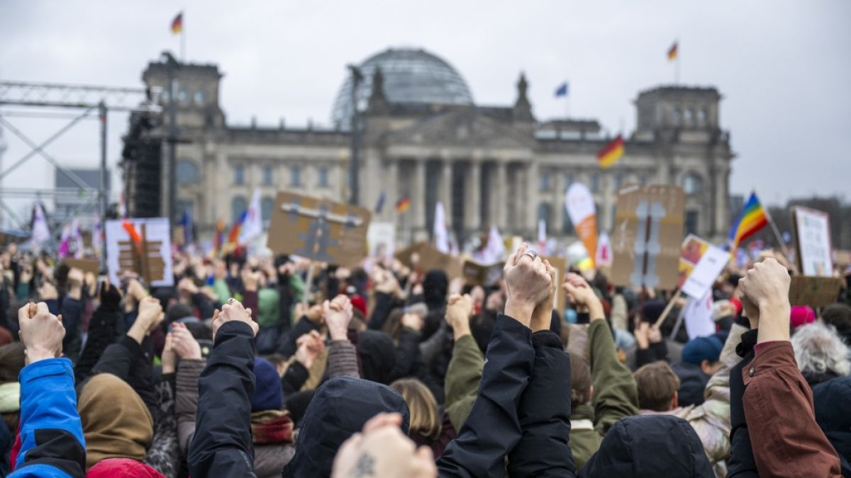 In Berlin zogen am Samstag massenweise Menschen gegen rechts vor den Reichstag. (Foto)