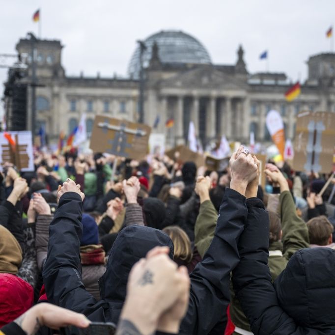 In Berlin zogen am Samstag massenweise Menschen gegen rechts vor den Reichstag.