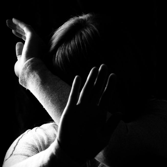 Mädchen (13) in Park-Toilette missbraucht: Sein Freund musste zuschauen