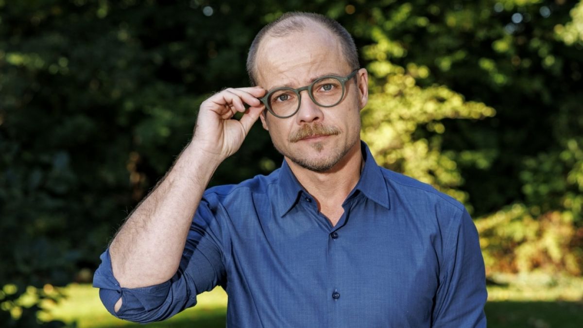 Schauspieler Matthias Koeberlin steht am Set der ZDF-Produktion "Gäste zum Essen". (Foto)