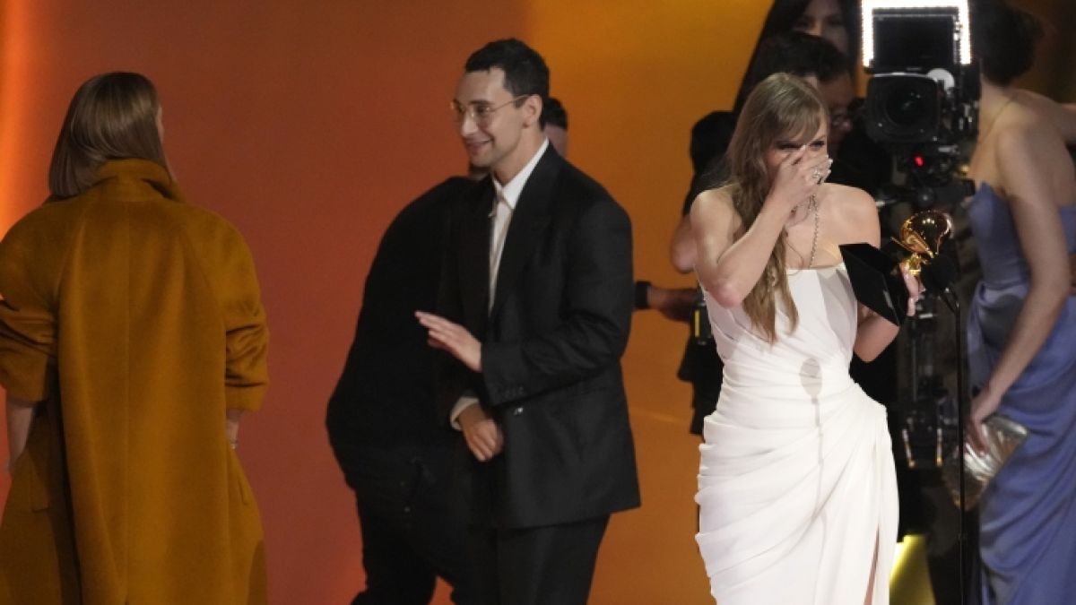 Hat Taylor Swift (rechts) Sängerin Céline Dion bei den Grammys brüskiert? (Foto)