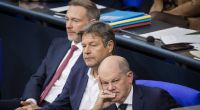 Kanzler Olaf Scholz (SPD), Wirtschaftsminister Robert Habeck (Grüne) und Finanzminister Christian Lindner im Bundestag. Wird einer von ihnen bald aus dem Parlament verschwinden?