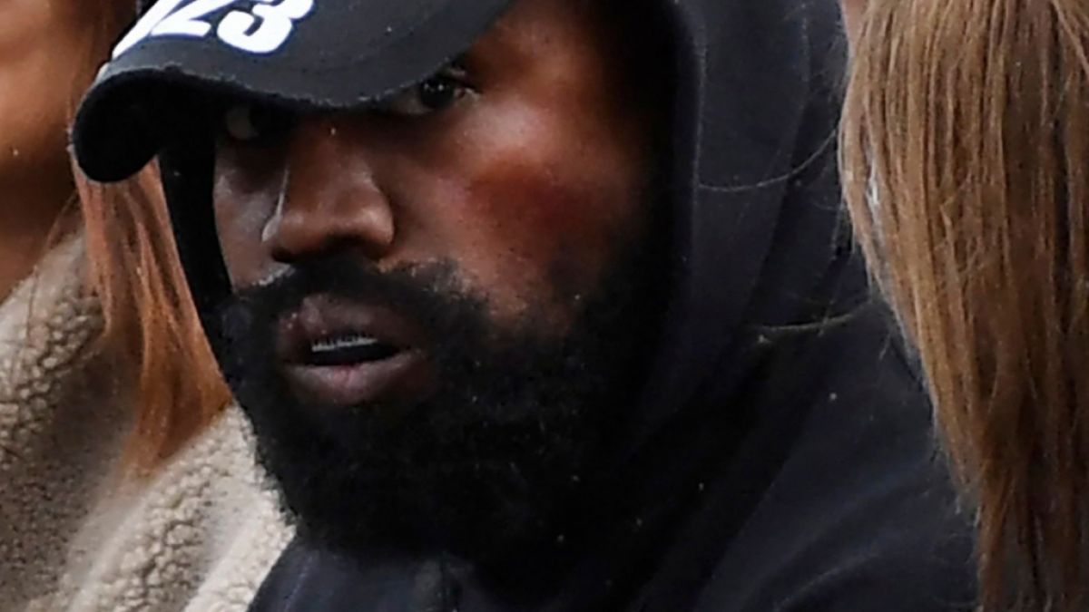 Kanye Wests Freundin Bianca Censori spazierte im durchsichtigen Regenmantel durch L.A. (Foto)