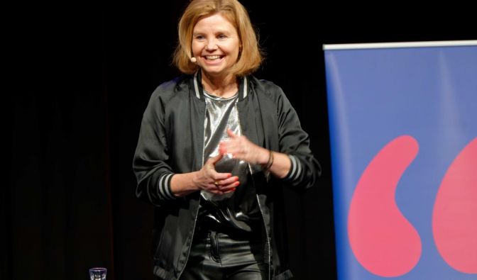 Die Komikerin und Schauspielerin Annette Frier steht beim Literaturfestival Lit.Cologne auf der Bühne.