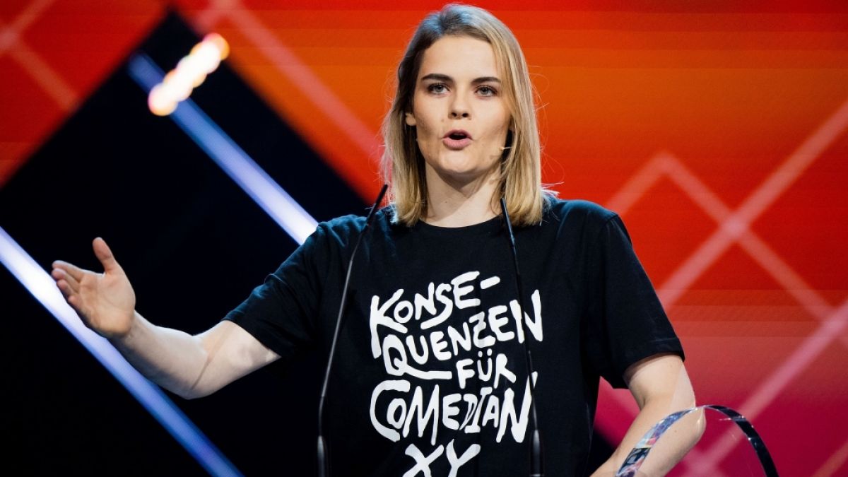 Komikerin Hazel Brugger spricht mit einem T-Shirt mit der Aufschrift "Konsequenzen für Comedian XY" bei der Verleihung des "Deutschen Comedypreises". (Foto)