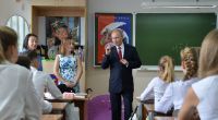 Wladimir Putin 2026 in einem Klassenzimmer. An russischen Schulen werden Schüler ab 2024 auf einen Atomkrieg vorbereitet.