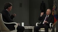 Während des Interviews mit Tucker Carlson (links) muss Wladimir Putin sein Bein-Zucken stoppen.