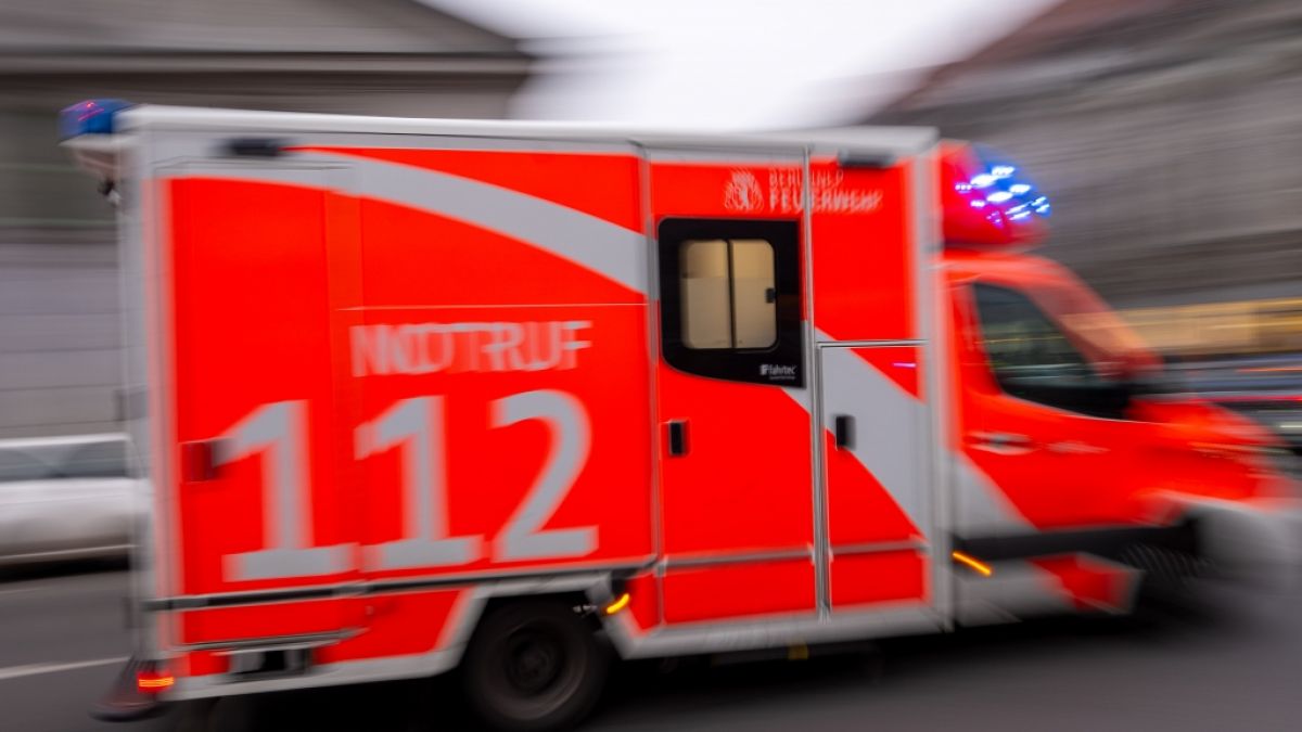Ein 20-jähriger Mann ist am späten Samstagnachmittag in St. Goarshausen nahe Koblenz unter einen fahrenden Karnevalswagen geraten und hat tödliche Verletzungen erlitten. (Foto)