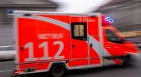 Ein 20-jähriger Mann ist am späten Samstagnachmittag in St. Goarshausen nahe Koblenz unter einen fahrenden Karnevalswagen geraten und hat tödliche Verletzungen erlitten.