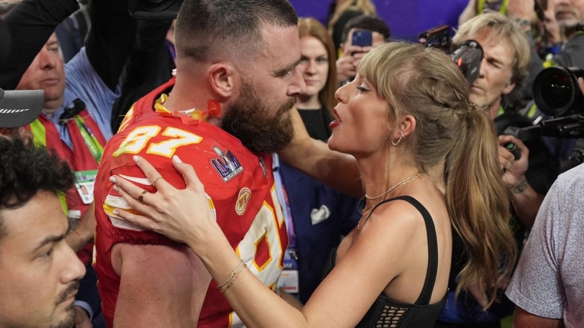 Nach dem Spiel war wieder alles gut: Taylor Swift konnte es trotz Travis' Ausraster kaum erwarten, ihren Freund zu beglückwünschen. (Foto)