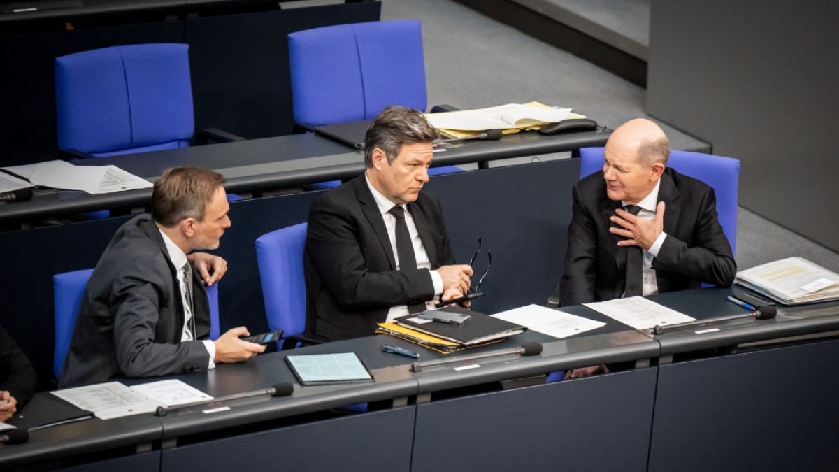 Werden Christian Lindner (FDP), Robert Habeck (Grüne) und Olaf Scholz (SPD, v.l.) noch bis zur nächsten Bundestagswahl 2025 in der Regierung zusammenarbeiten? (Foto)