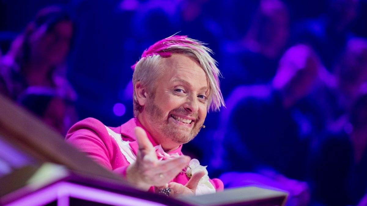 Ross Antony sitzt am Ratepult in der ProSieben-Show "The Masked Singer". (Foto)