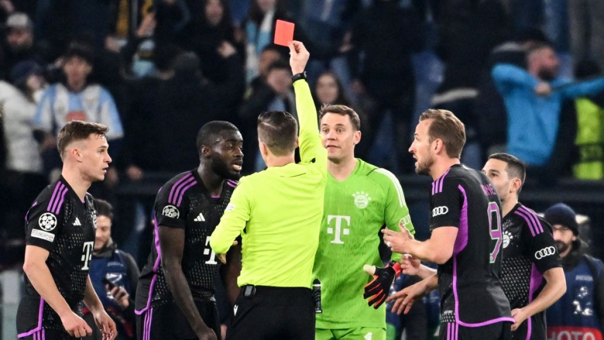 Dayot Upamecano (2.v.l.) vom FC Bayern München verursachte im Champions-League-Achtelfinale gegen Lazio Rom einen Foulelfmeter und sah dafür die Rote Karte. (Foto)