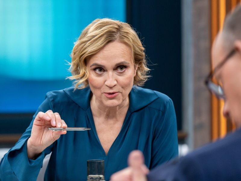 Caren Miosga im TV: HIER ist die Moderatorin im Fernsehen zu sehen