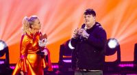 Moderatorin Barbara Schöneberger und Sieger Isaak stehen beim ESC-Vorentscheid 