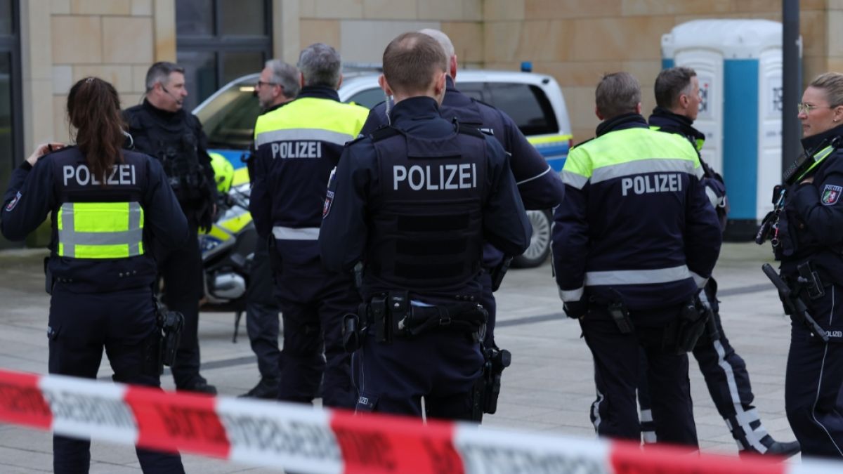 Polizisten im Einsatz am Wuppertaler Hauptbahnhof. (Foto)