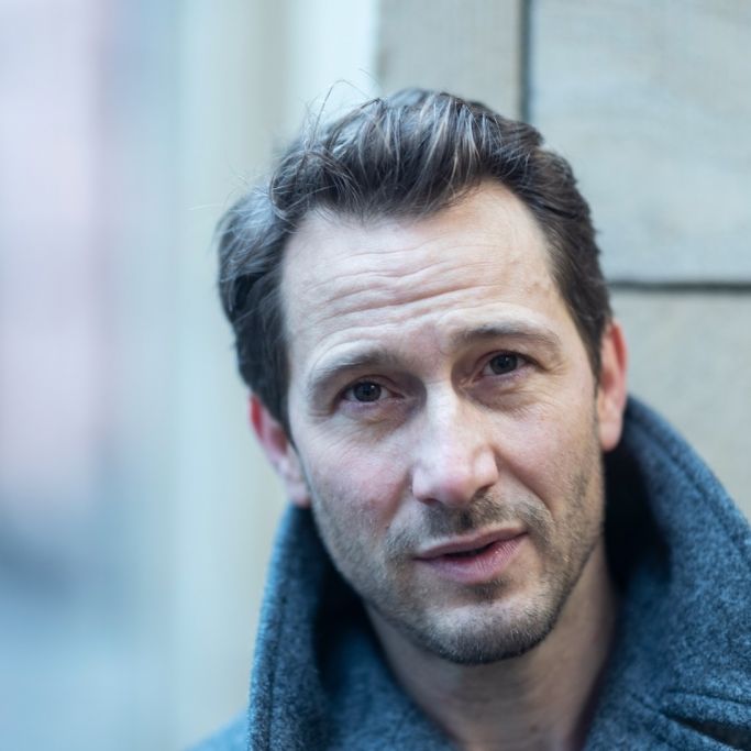 Der Schauspieler David Rott steht bei einem Fototermin vor der Schirn Kunsthalle Frankfurt.