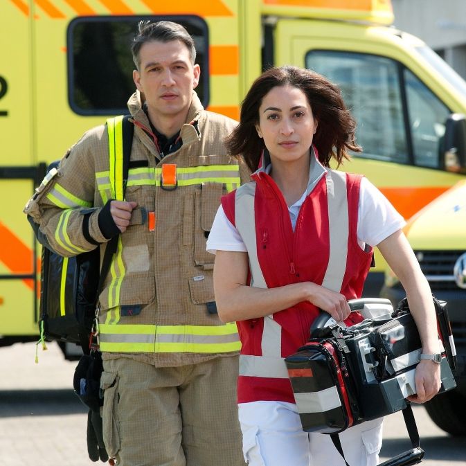 Schauspieler Max Hemmersdorfer (l.) als Feuerwehrmann Markus Probst gemeinsam mit Kollegin Sabrina Amali als Notärztin Dr. Nina Haddad in einer Szene aus 