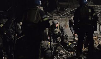 Rettungskräfte bergen nachts die Leiche eines Opfers eines nächtlichen russischen Angriffs. Bei den Angriffen in Kramatorsk wurde mindestens ein Mann getötet.