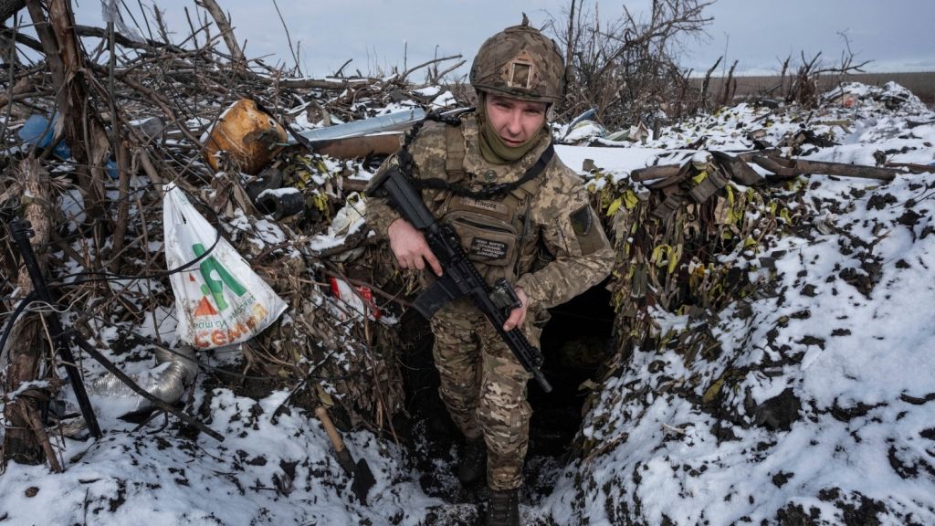 Ein ukrainischer Soldat nimmt seine Position an der Frontlinie in Klischtschiwka ein. (Foto)