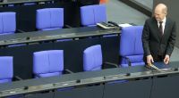 Olaf Scholz neben leeren Sitzen im Bundestag: Einige Politiker fehlen besonders häufig bei Sitzungen.