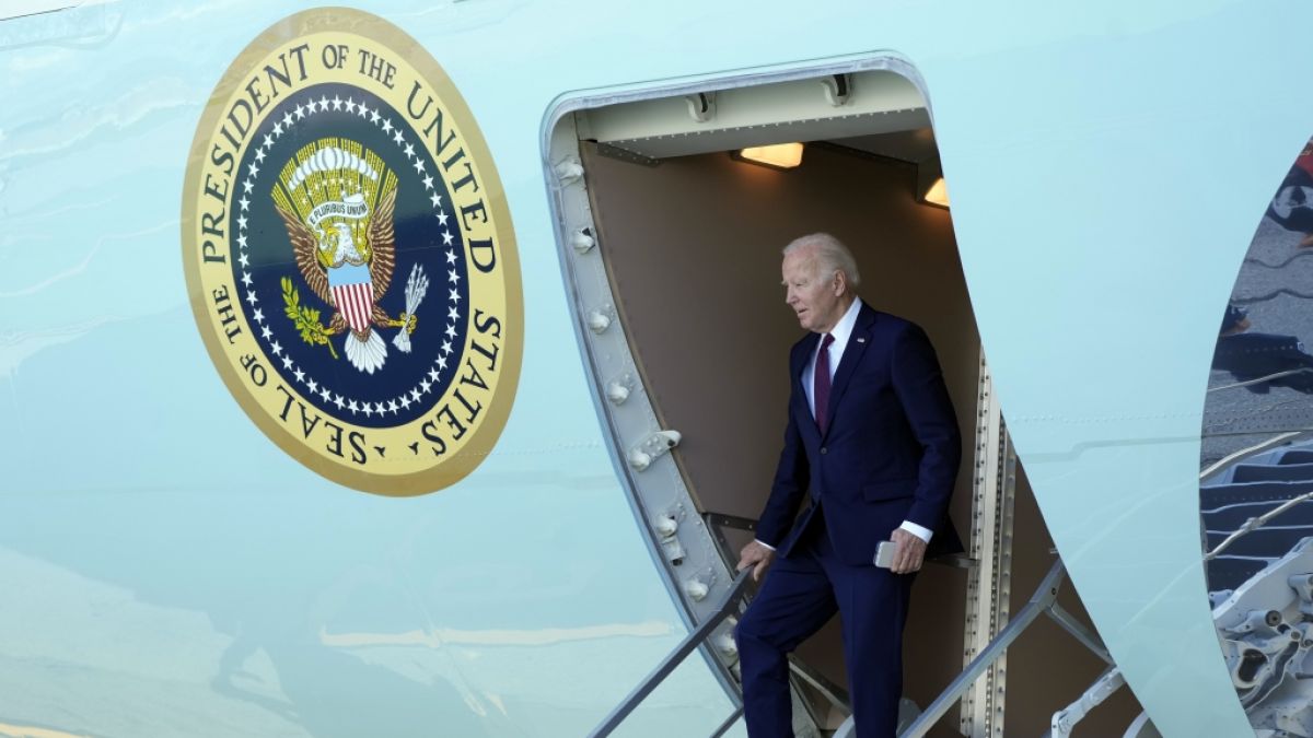Joe Biden stolperte schon wieder auf den Treppen der Air Force One. (Foto)