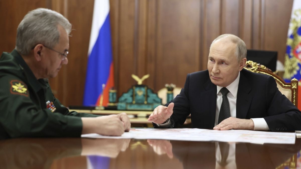 Wladimir Putin im Gespräch mit seinem Verteidigungsminister Sergei Schoigu. (Foto)