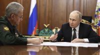 Wladimir Putin im Gespräch mit seinem Verteidigungsminister Sergei Schoigu.