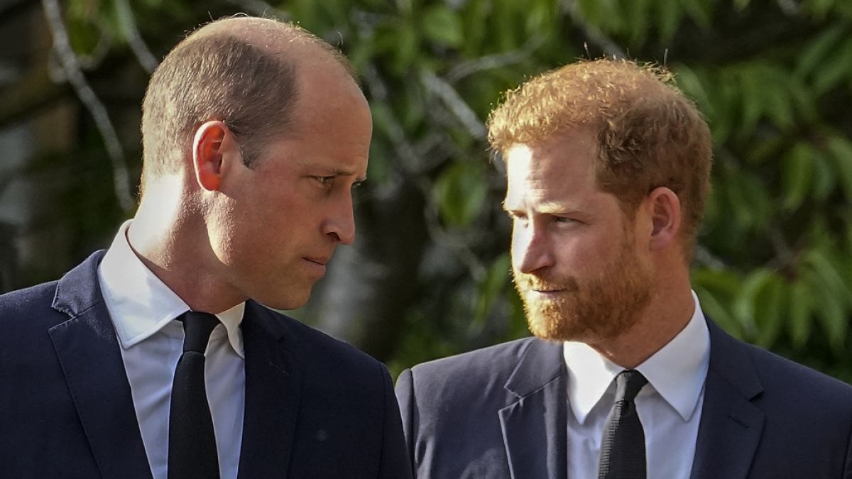 Prinz Harry und Prinz William sind längst nicht mehr das innig vertraute Brüderpaar vergangener Zeiten - angeblich spielte Eifersucht eine gewichtige Rolle im Bruderzwist. (Foto)