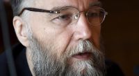 Der rechtsnationalistische russische Philosoph Alexander Dugin schockt mit seiner Verehrung von Wladimir Putin.