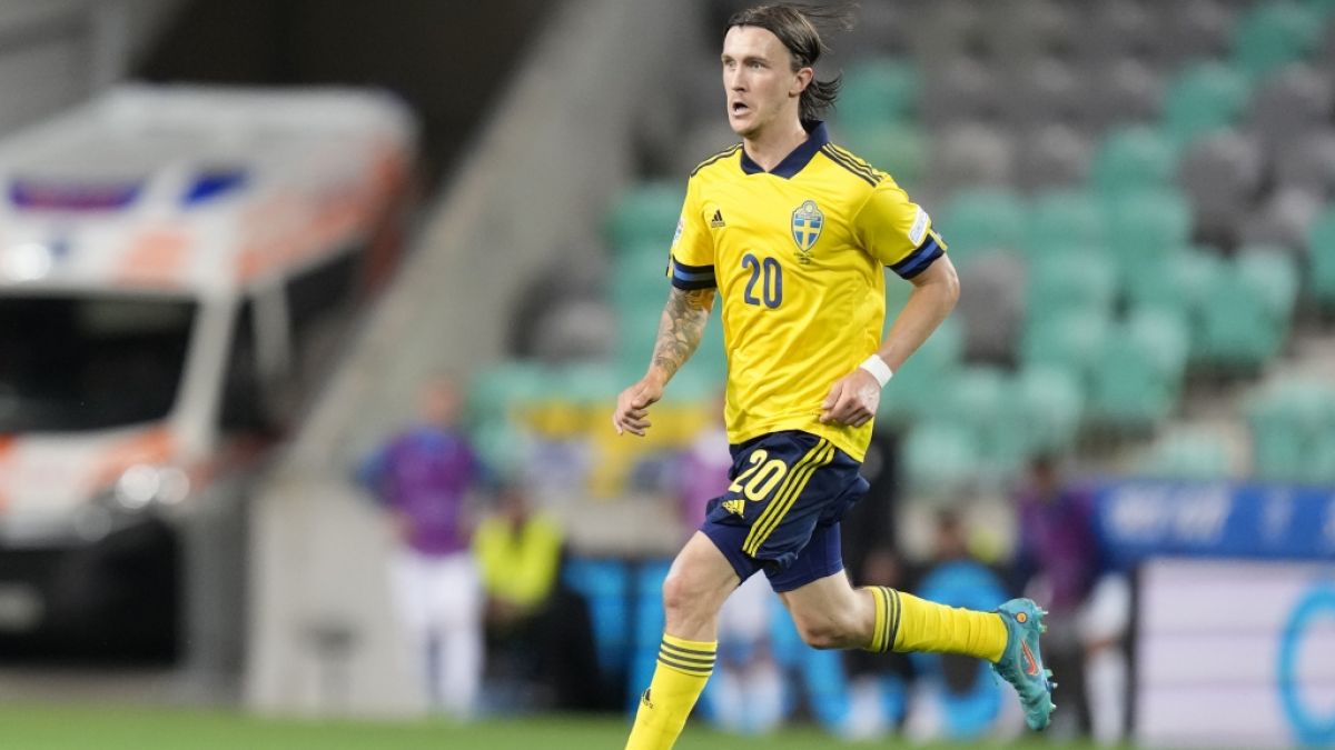 Große Sorge um Kristoffer Olsson: Der schwedische Nationalspieler, der in Dänemark beim FC Midtjylland unter Vertrag steht, muss nach einem Zusammenbruch künstlich beatmet werden. (Foto)