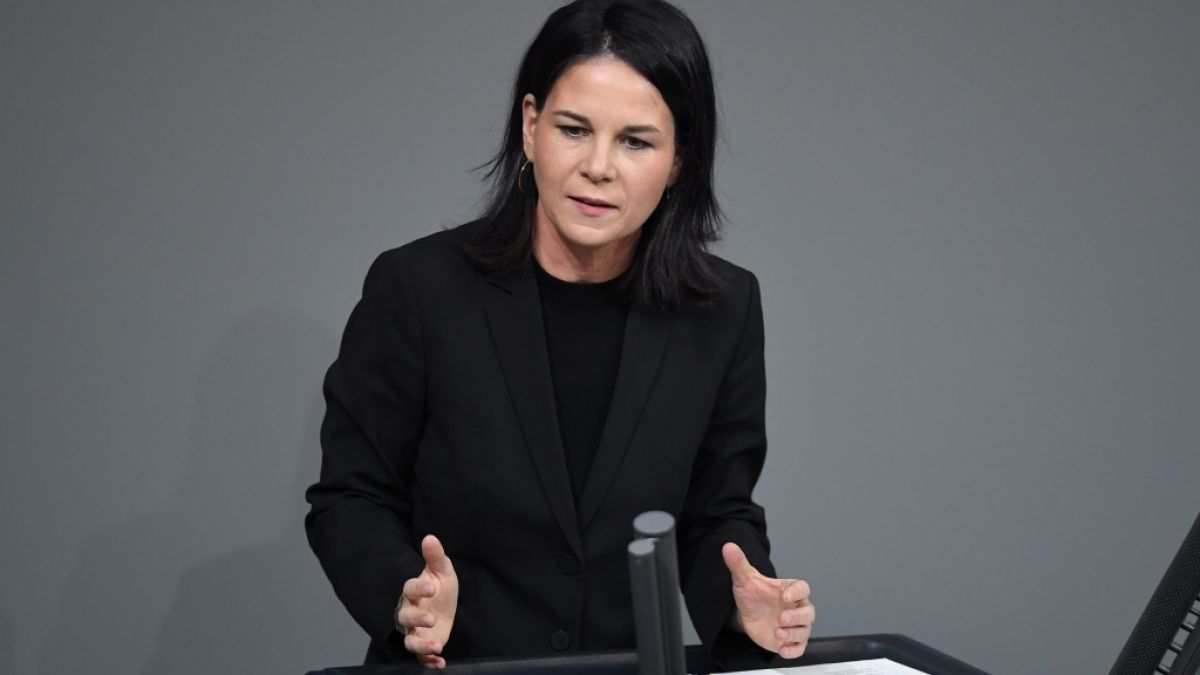Annalena Baerbock (Bündnis 90/Die Grünen) spricht im Bundestag. (Foto)