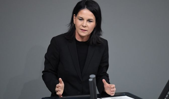 Annalena Baerbock (Bündnis 90/Die Grünen) spricht im Bundestag.
