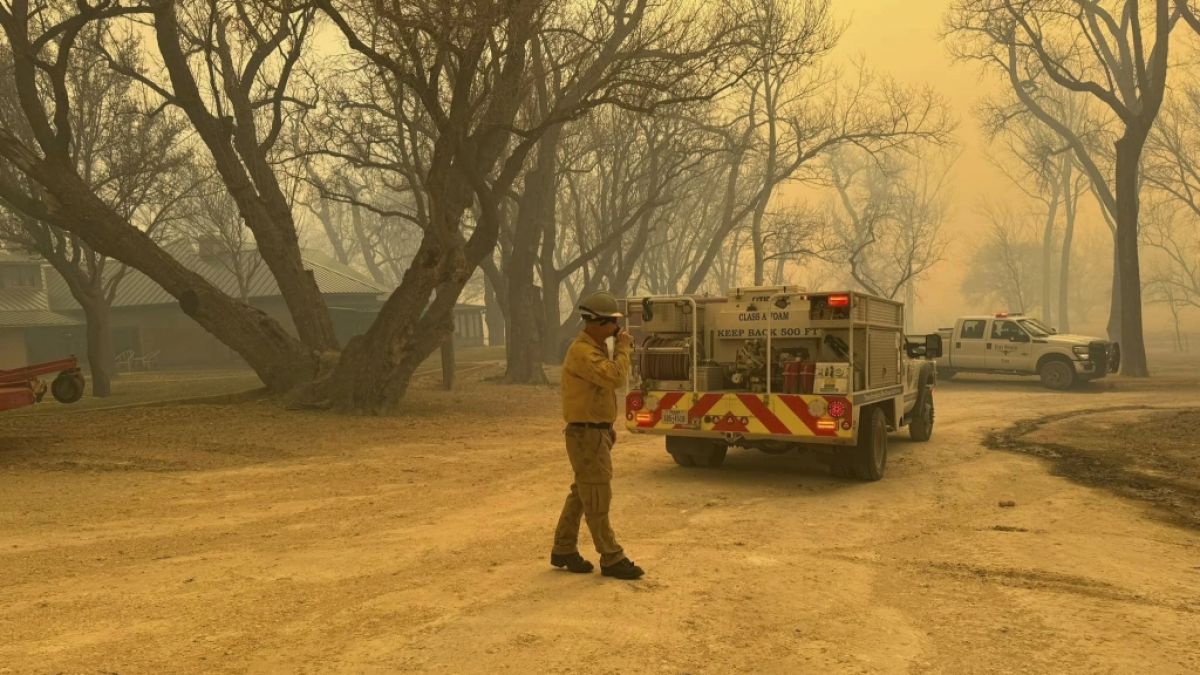 Die Feuerwehr kämpft in Texas gegen sich schnell ausbreitende Waldbrände. (Foto)