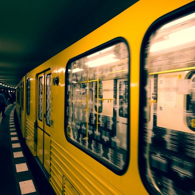 Frau in U-Bahn vergewaltigt! Polizei nimmt 33-Jährigen fest