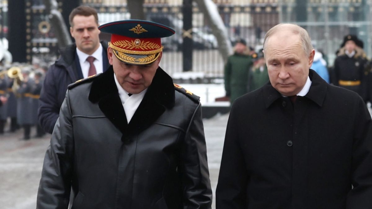 Für Sergej Schoigu (links) hagelt es reichlich Spott. Was sagt Wladimir Putin dazu? (Foto)
