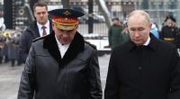Für Sergej Schoigu (links) hagelt es reichlich Spott. Was sagt Wladimir Putin dazu?