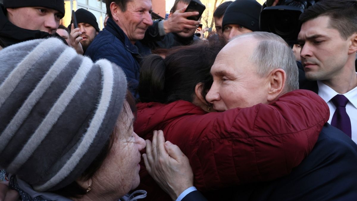 Wladimir Putin trifft sich mit Anwohnern nach einem Besuch des Gewächshauskomplexes Solnechniy Dar. (Foto)