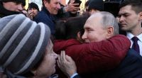 Wladimir Putin trifft sich mit Anwohnern nach einem Besuch des Gewächshauskomplexes Solnechniy Dar.