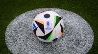 Der EM-Spielball für die UEFA EURO 2024 liegt auf dem Rasen.