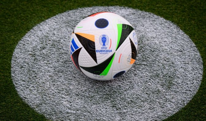 Der EM-Spielball für die UEFA EURO 2024 liegt auf dem Rasen.