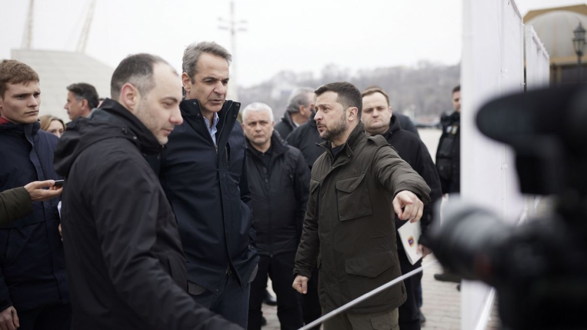 Wolodymyr Selenskyj (re.), Präsident der Ukraine, und Kyriakos Mitsotakis (Mitte), Ministerpräsident von Griechenland, besuchen die südukrainische Hafenstadt Odessa. (Foto)