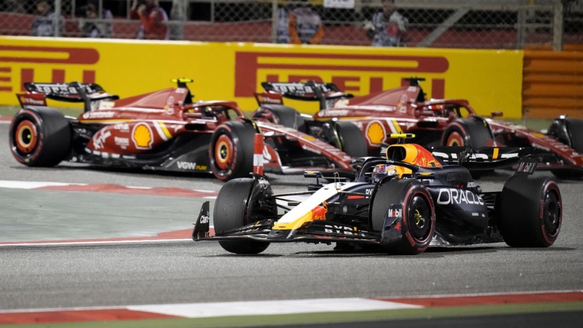 In der Formel-1-Weltmeisterschaft treten professionelle Rennfahrer in bis zu 23 Rennen pro Jahr an. Hier steuert Red-Bull-Pilot Max Verstappen sein Auto während des Großen Preises von Bahrain auf dem Bahrain International Circuit. (Foto)